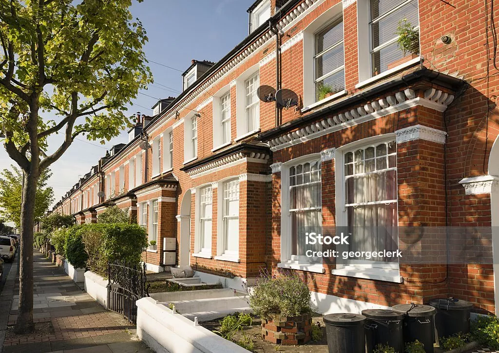 Продажбите и търсенето на имоти в Обединеното кралство се повишават значително спрямо предходната година, показва проучване
